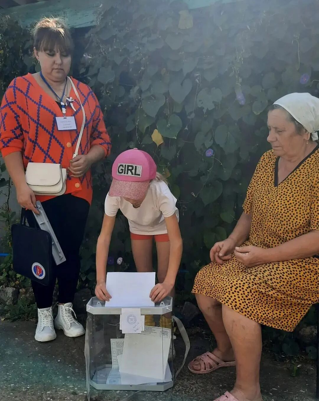 Выборы — это про семью: Наталья Барышникова проголосовала под стихи своей внучки
