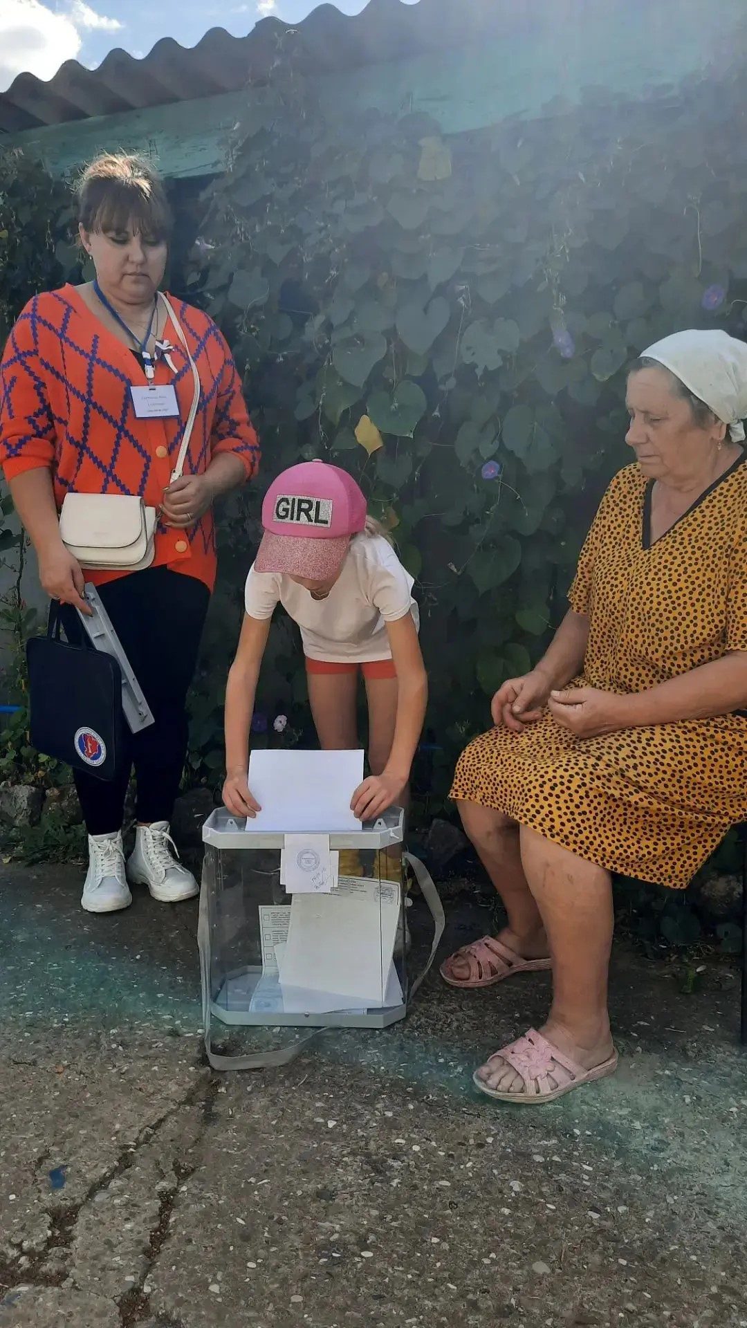 Выборы — это про семью: Наталья Барышникова проголосовала под стихи своей внучки